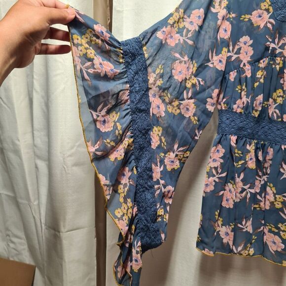 V Christina Blue Floral Blouse Women's SMALL Boho Bohemian Cute Vacation - Picture 3 of 4